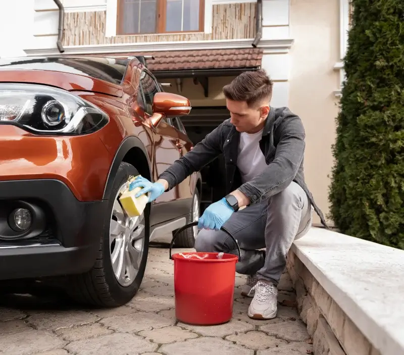 Lavage auto à domicile Val-de-Vie : professionnel intervenant sur un véhicule